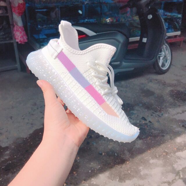 Giày sneaker đổi màu ra nắng phát sáng về đêm