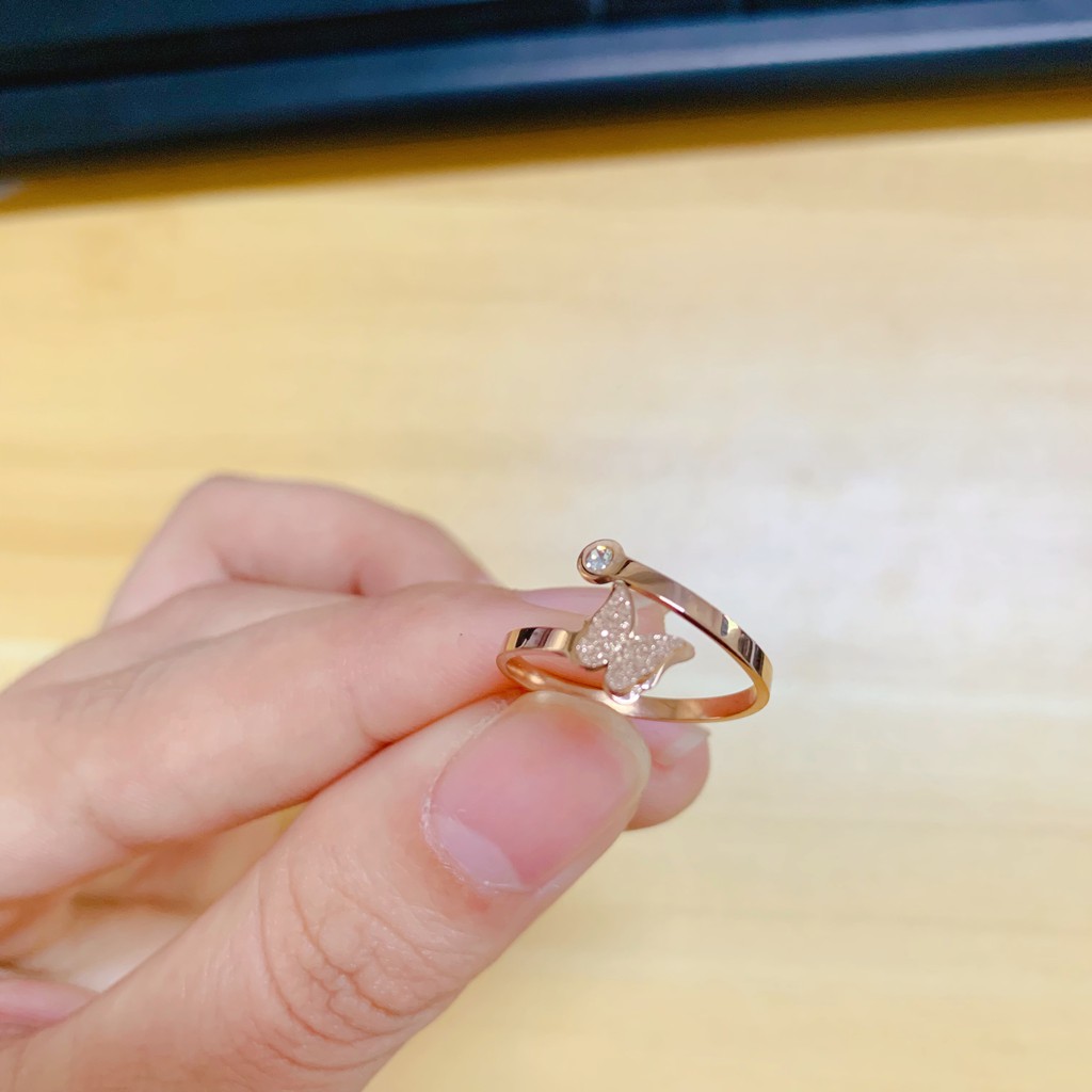 Nhẫn 2 lớp hình bướm ba chiều nhỏ tinh tế bằng thép titan mạ vàng hồng 18K đính kim cương có thể tùy chỉnh kích thước