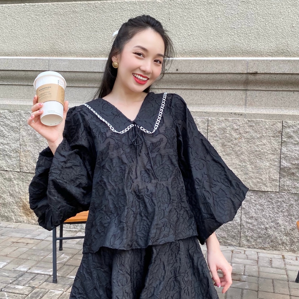 KIOBI - Áo kiểu Andrea form suông, cổ V bâu nhọn viền ren, tay phồng bo thun, vải organza thêu đen - KIA2112146D