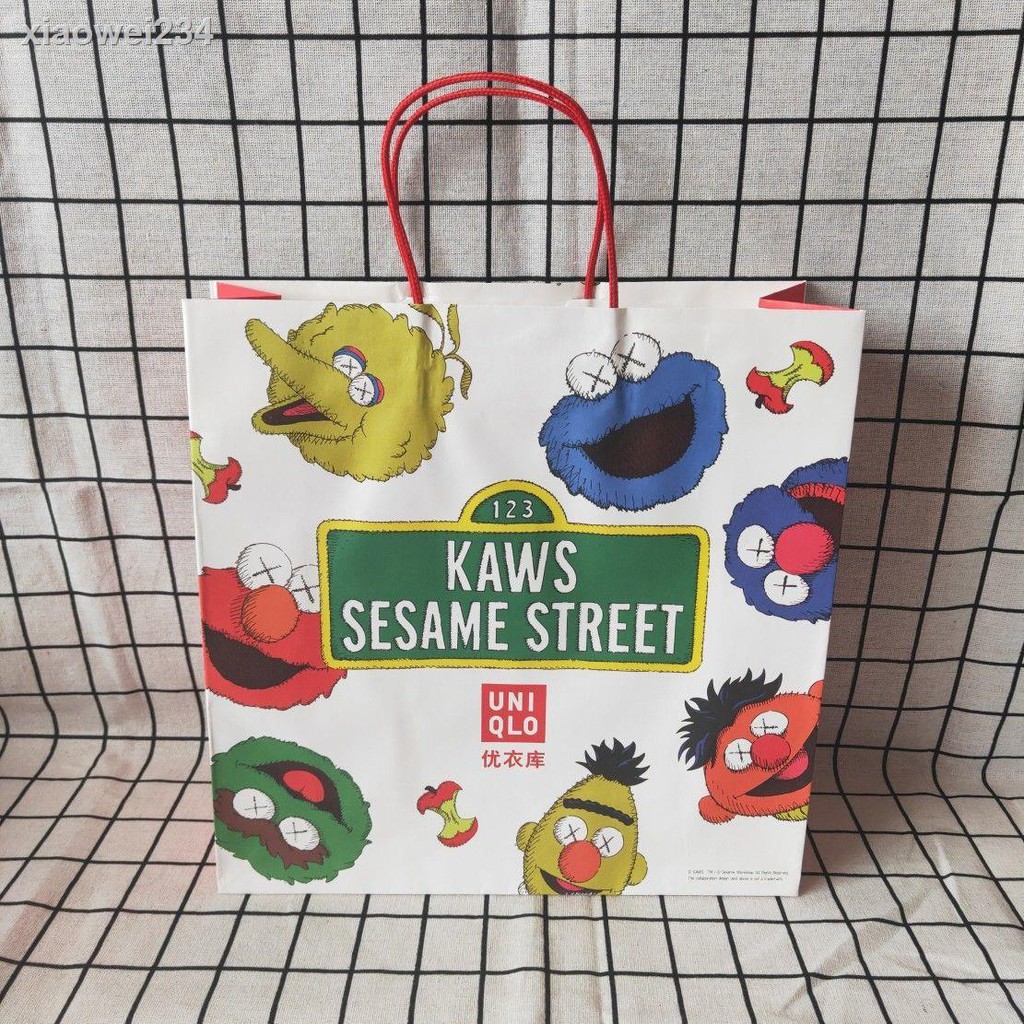 UNIQLO Áo Thun Trắng In Hình Kaws X Sesame Street Độc Đáo