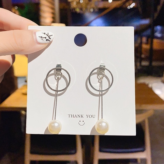 Khuyên tai dáng dài đính ngọc trai phong cách Hàn Quốc