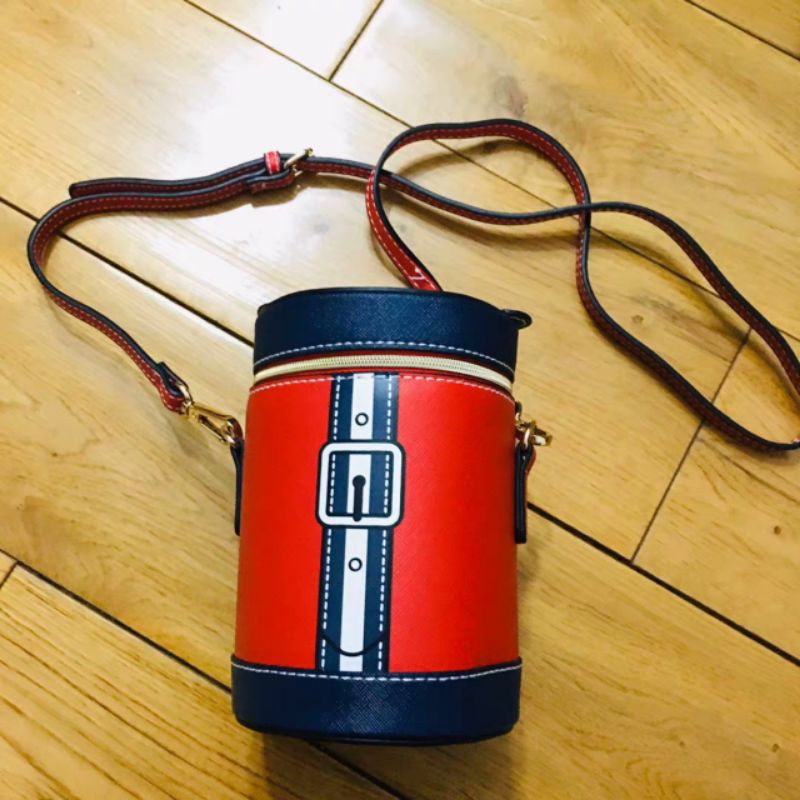Túi đeo chéo estee lauder navy blue red buck bag gìl 2022