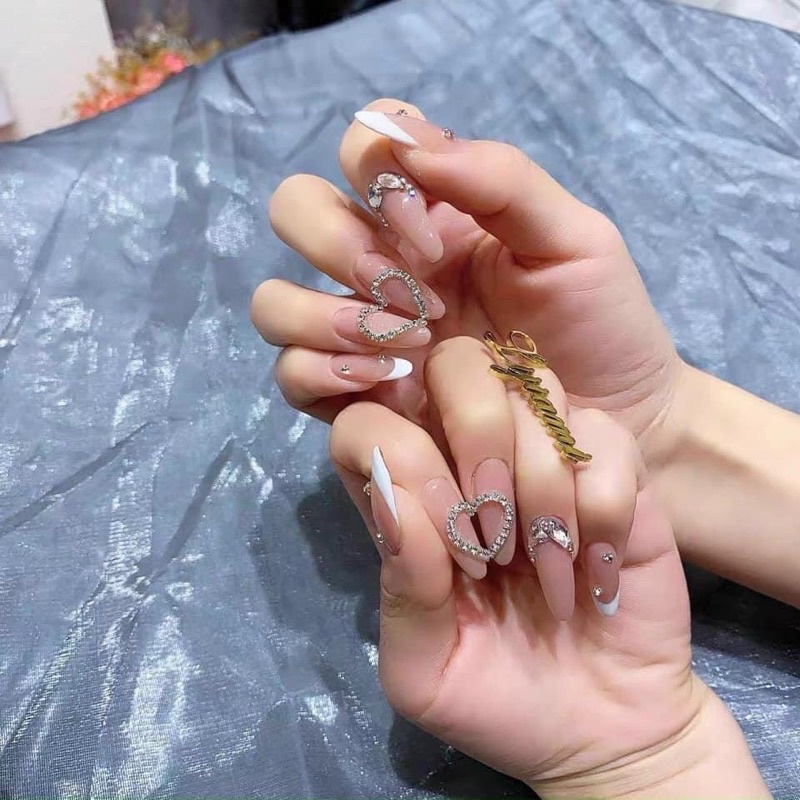 Xích đá gắn móng tạo điểm nhấn xinh -kute