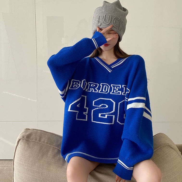 Áo sweater dáng rộng cổ chữ v in chữ màu xanh dương phong cách Hàn Quốc thời trang thu đông mới cho nữ