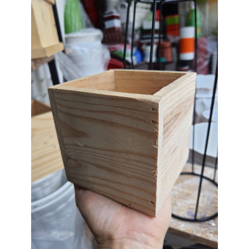 chậu gỗ vuông 10x10x10cm cắm hoa, trồng sen đá.