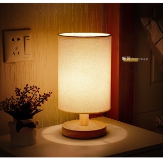 Đèn bàn đầu giường khung gỗ cao cấp