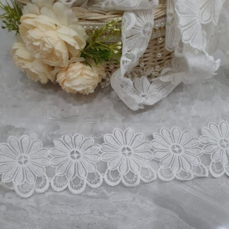 Dây hoa chỉ thêu bản 9cm trắng 11cm đỏ