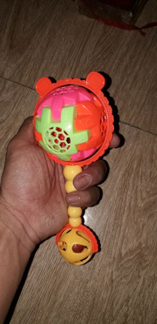 Một chiếc lắc nhạc_lục lạc bằng nhựa cho bé