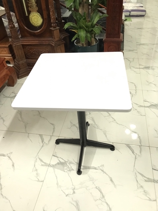 Bàn Eames vuông