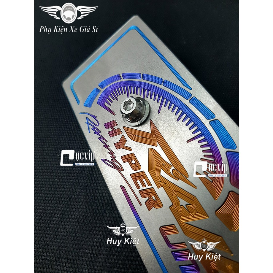 [Giá Hủy Diệt] - (3669) - Bảng Tên Xe Raider Titan (Mẫu Titan Khò) Kèm 2 Ốc Salaya