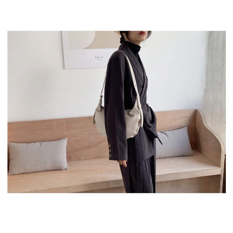 Túi đeo chéo nam nữ unisex hình bầu họa tiết trơn, da xịn mềm thời trang phong cách Hàn Quốc