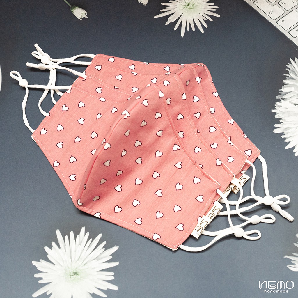 Khẩu Trang Vải 3 Lớp Họa Tiết Tim Nền Hồng, có nút tăng giảm dây tiện lợi dành cho người lớn cả nam và nữ - KTHTTN