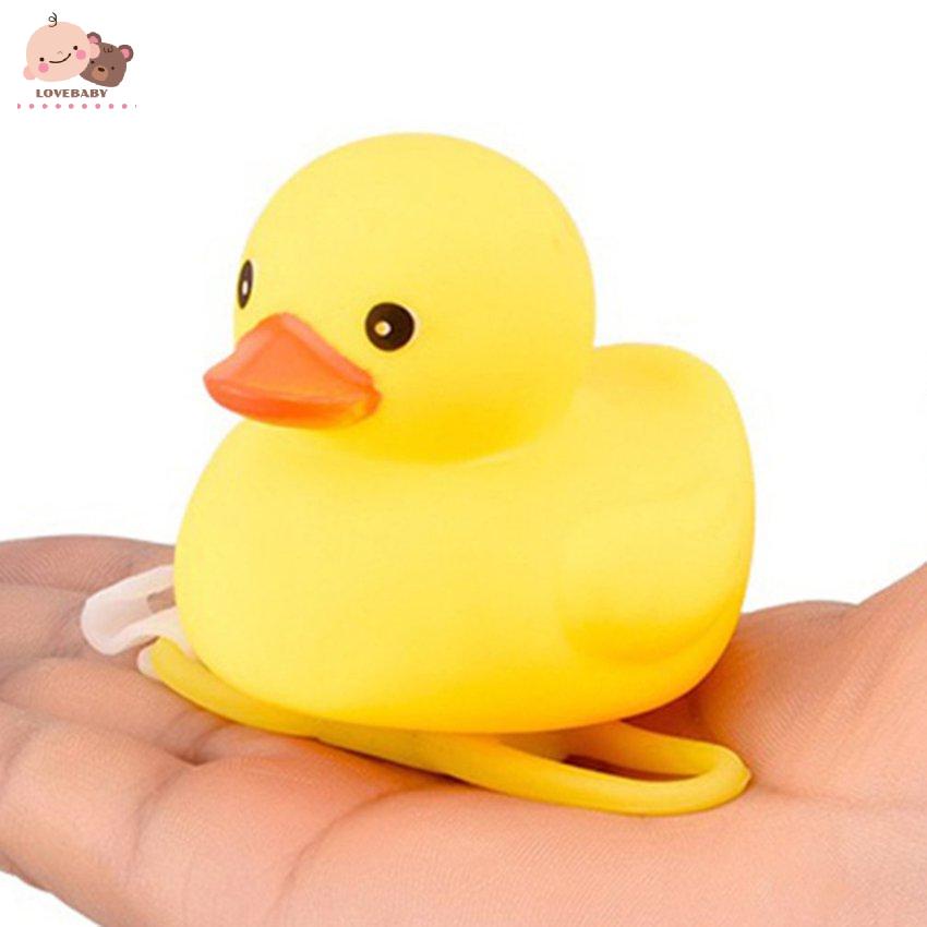 Chú vịt vàng đội mũ bảo hiểm gắn chong chóng trang trí xe hơi xe máy