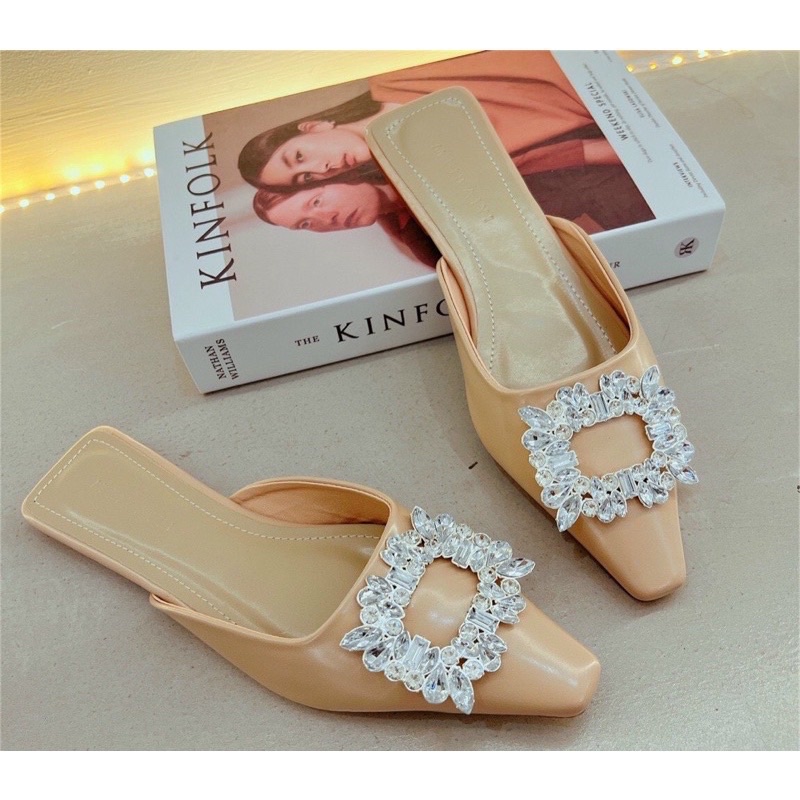 Giày sục mũi vuông khoá đá vuông siêu sáng chất da xịn xinh xắn hót tread tiện lợi dễ phối đồ.