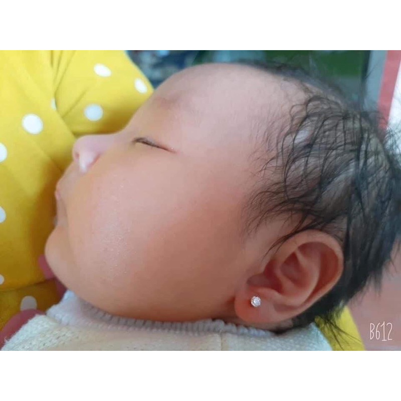 Khuyên bấm lỗ tai cho bé