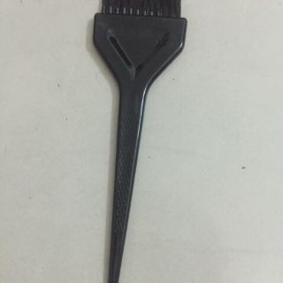 Cọ nhuộm và chén đựng thuốc