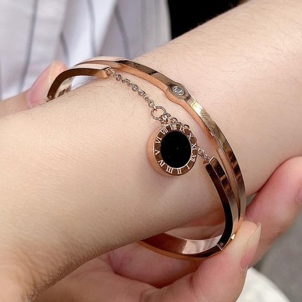 Vòng Tay TITAN Nữ- Mặt Số La Mã-Vừa Thanh Lịch Vừa Cá Tính ( Chất TITAN Không Gi,Bền Màu Và Không Kích Ứng Da)