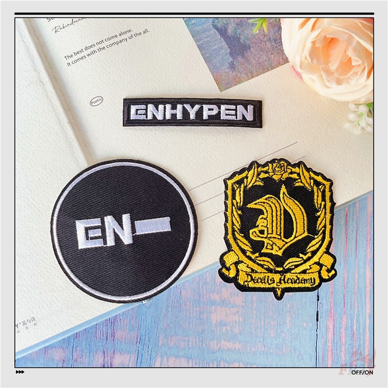 ☸ Enhypen - Miếng Vá Sắt Học Viện Decelis ☸ 1 Miếng Dán Ủi Lên Quần Áo Hình Huy Hiệu