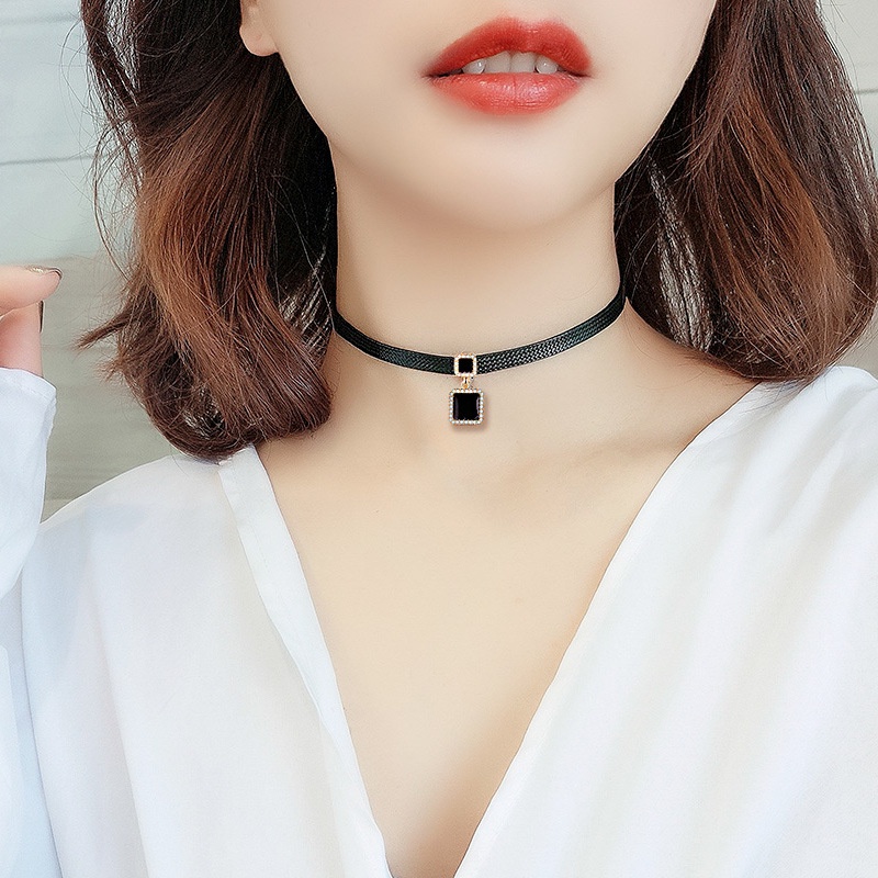 vòng cổ choker dây da màu đen sang trọng dự tiệc