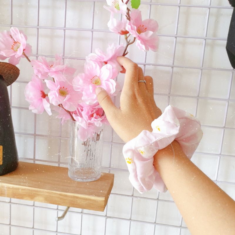 | Tiệm Tháng Tư | Buộc tóc vải hoa