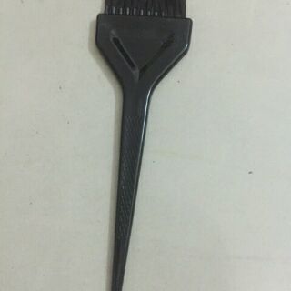 Cọ nhuộm và chén nhuộm tóc