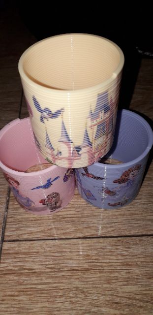 1 chiếc lò xo bằng nhựa rất đẹp