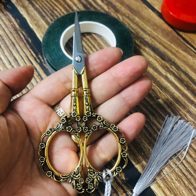 Kéo hoa Hồng sắc bén