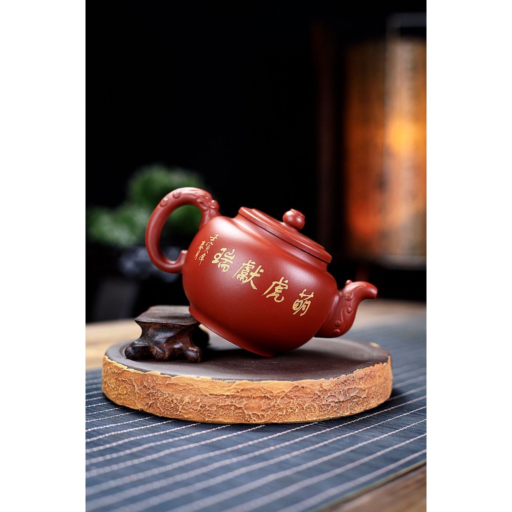 Ấm Tử Sa Nghi Hưng Manh Hổ Hiến Thụy 310 ml (Đại Hồng Bào)