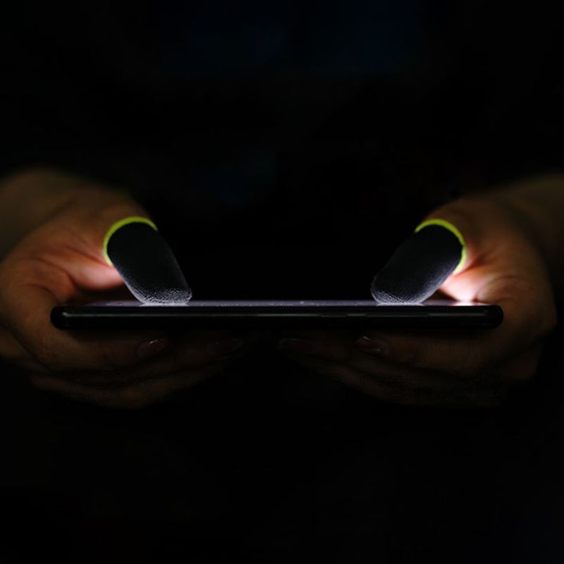 1 cặp găng tay chơi game bằng sợi carbon chống trượt thoáng khí cho điện thoại iPhone/An-droid/iOS | WebRaoVat - webraovat.net.vn