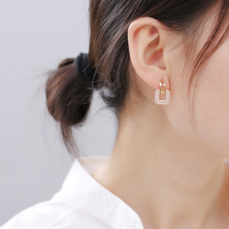 Khuyên tai kiểu dáng độc đáo cá tính dành cho nữ