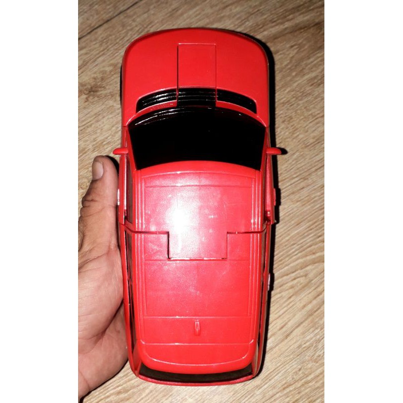 Một chiếc xe chạy pin biến hình thành robot bằng nhựa có nhạc và đèn led rất đep_tặng kèm pin