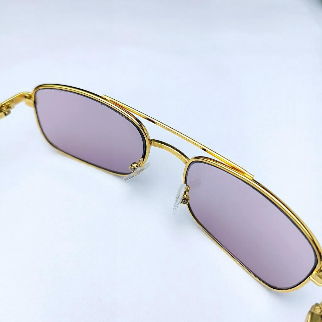 Kính đổi màu tròng thủy tinh mặt vuông gọng titan cứng.