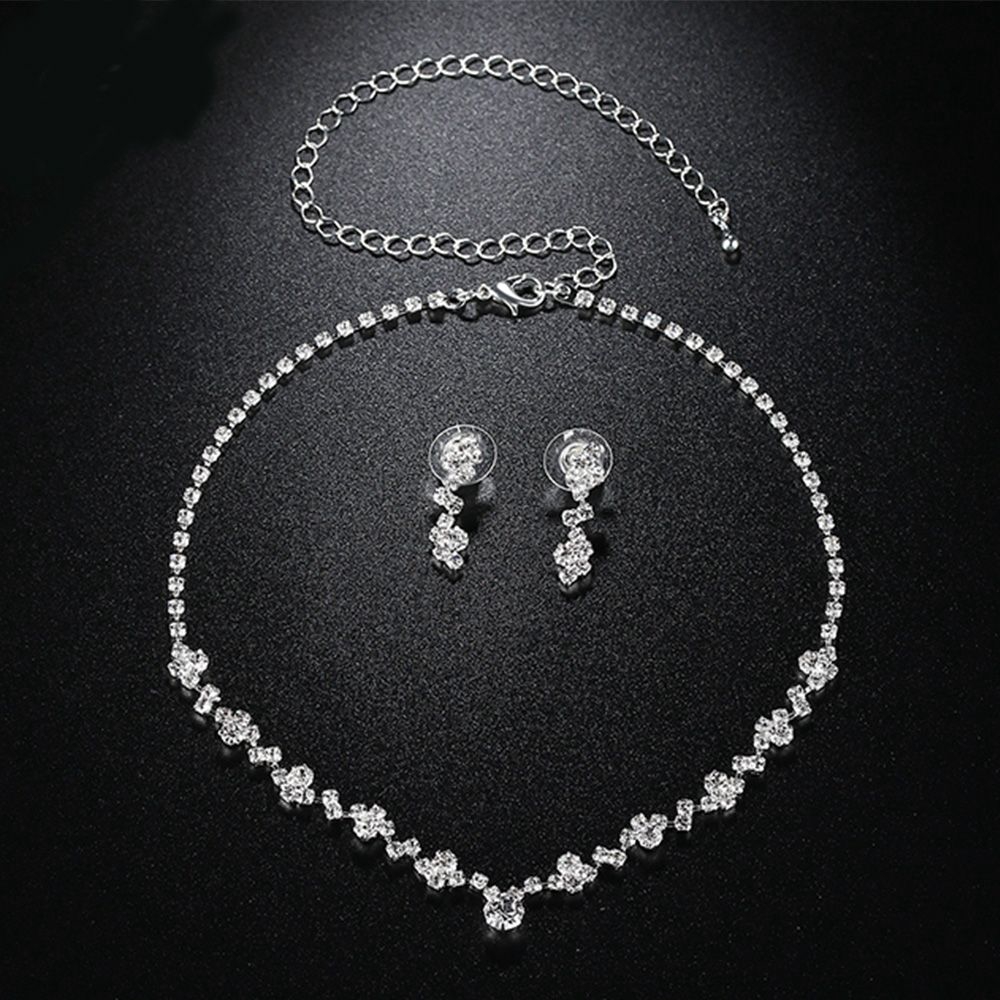 Bộ dây chuyền và đôi khuyên tai tiết kế duyên dáng tinh tế