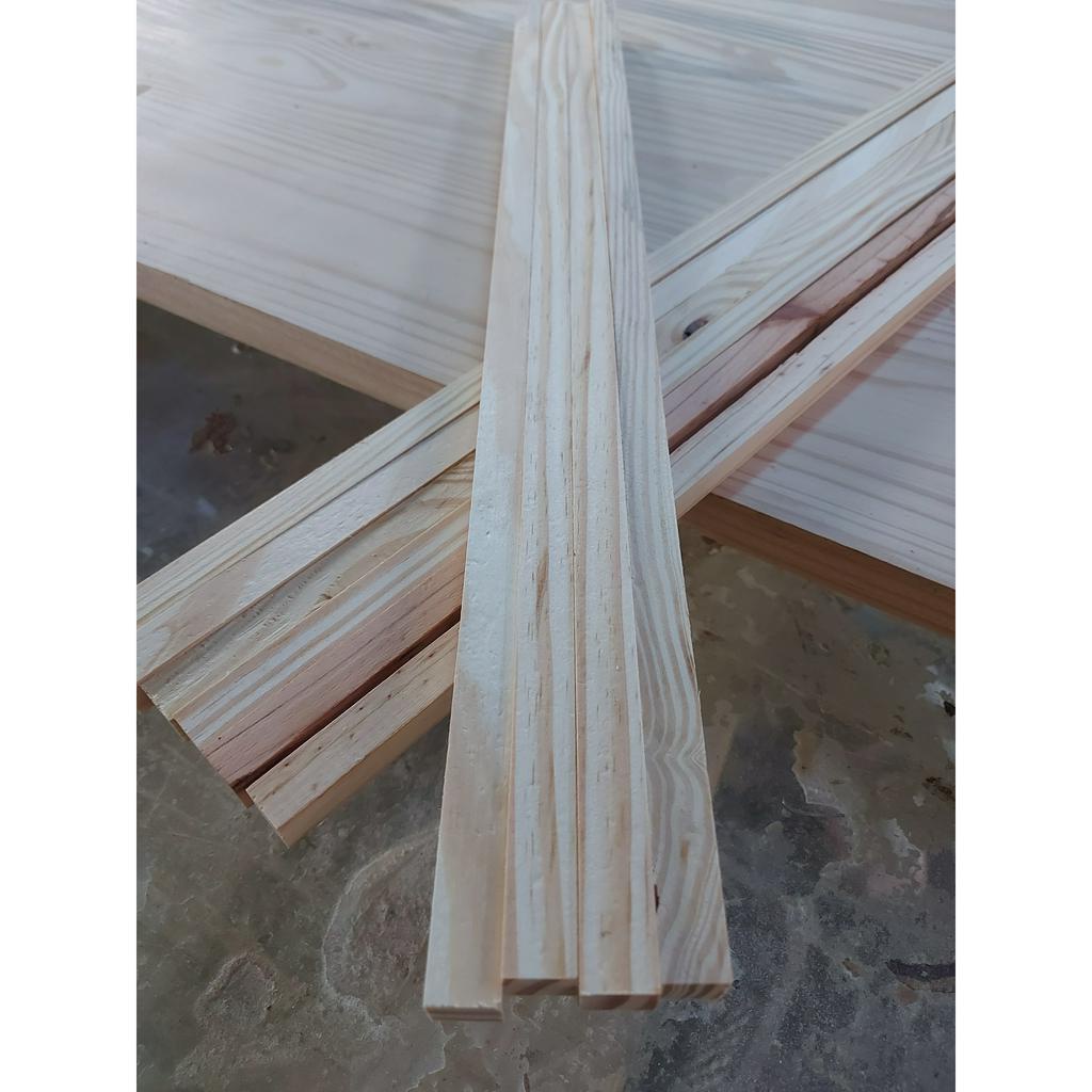 Thanh gỗ thông vuông 1.5cm x 1.5cm dài 120cm gia công láng mịn 4 mặt; Thanh gỗ thông vân gỗ tự nhiên; Gỗ thông nhập khẩu
