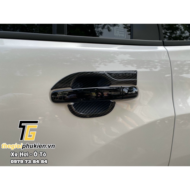 Bộ ốp tay nắm cửa không từ, ốp hõm cửa xe vân Carbon Ford Everest 2016-2021