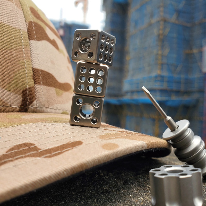 Vòng cổ Mặt Hình Vuông Rỗng Sáu Mặt Bằng Hợp Kim Titan Toàn Diện