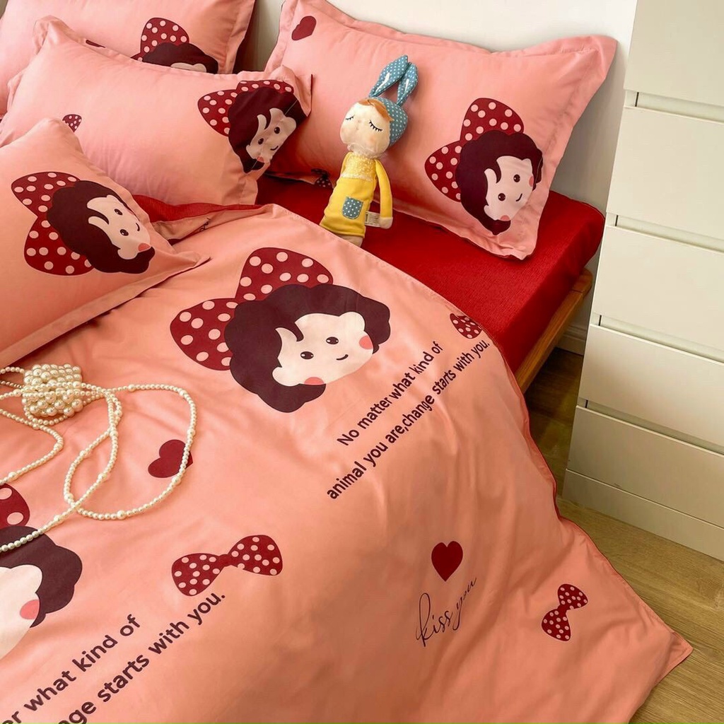 Bộ chăn ga gối Poly Hàn Quốc Cô bé nơ đỏ hồng đáng yêu (Tặng vỏ gối ôm) - Miễn phí bo chun