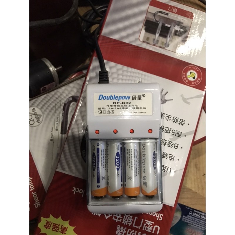 COMBO MÁY XẠC BIN AA/AAA + 4 viên bin 3200ma