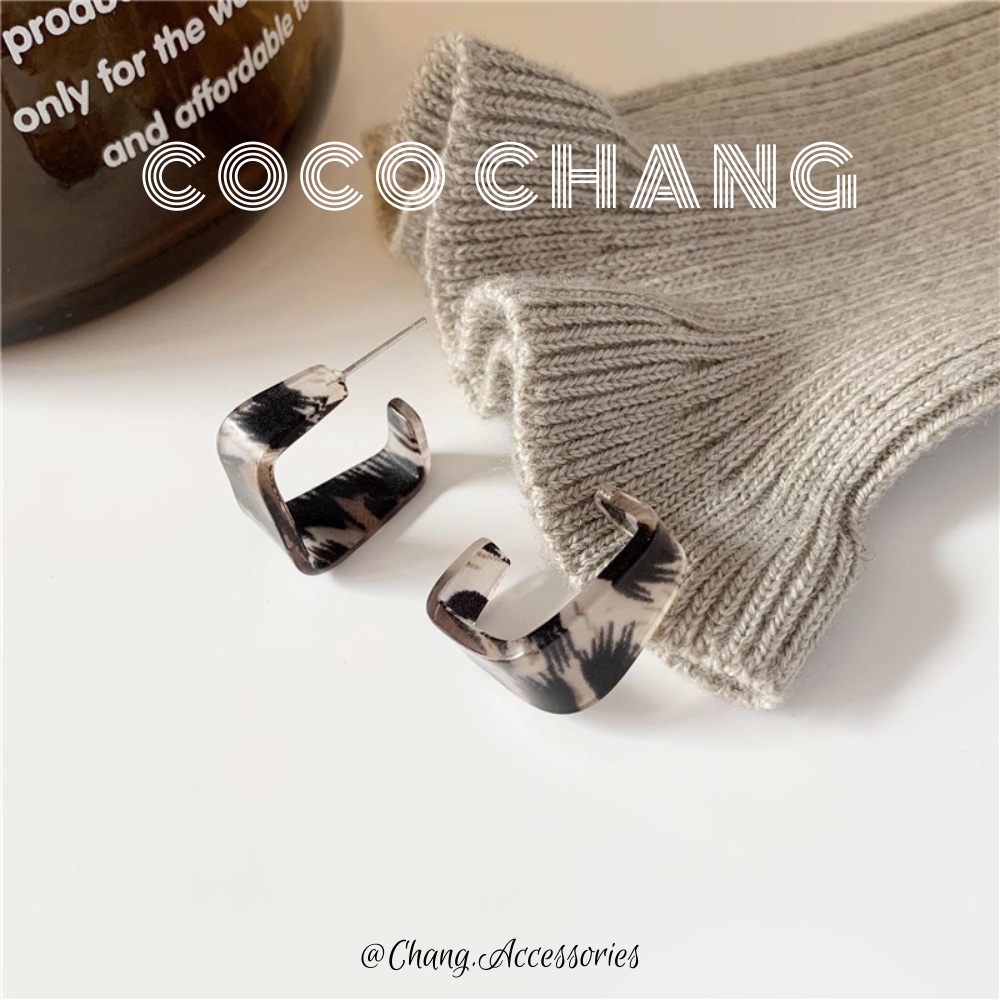 Khuyên tai đinh tán hình học hoa tiết cổ điển phong cách HongKong Cocochang shop