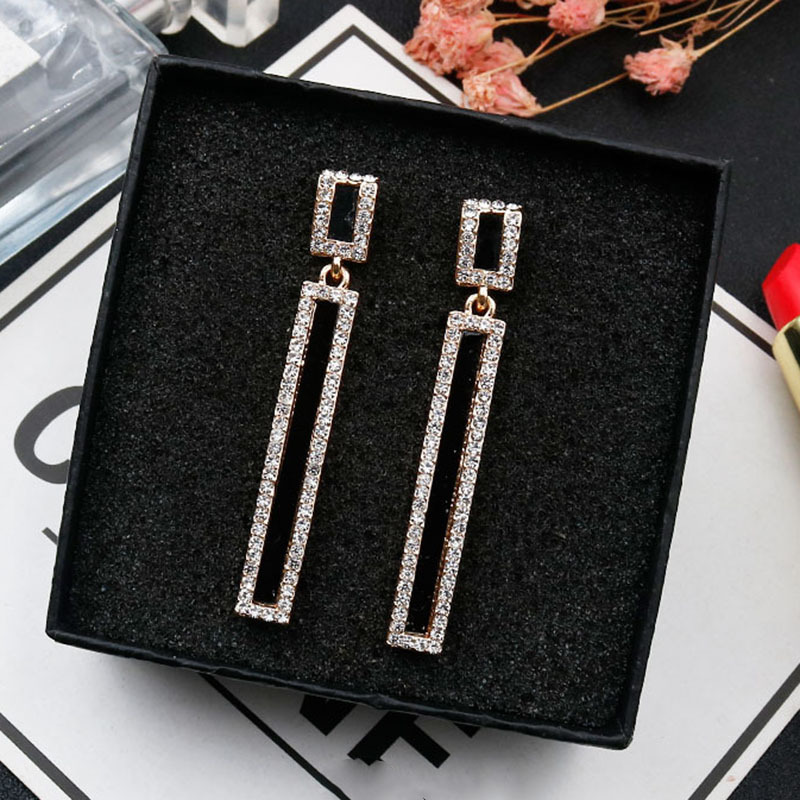 Khuyên tai trang trí kim cương giả lấp lánh sang trọng