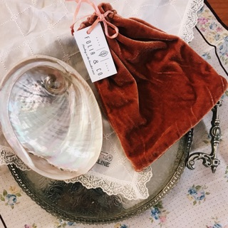 Đĩa ốc xà cừ để đốt bó xô thơm // Seashell plate by FOLIA & Co.