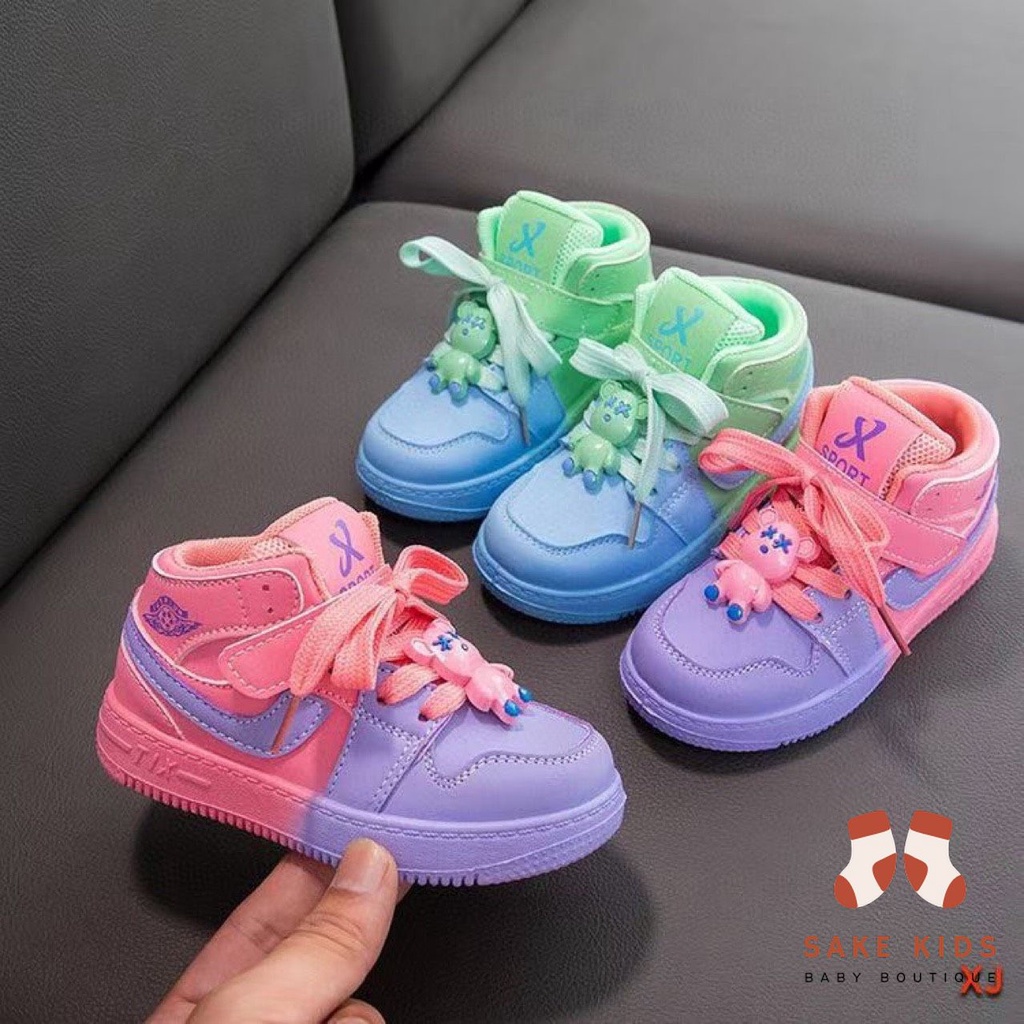 Giày sneaker cho bé, Giày thể thao cao cổ quai dán dây buộc gắn sticker gấu phối màu dễ thương mẫu mới nhất M600