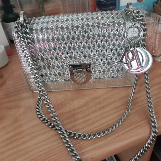 Thanh lý túi Dior ánh bạc đính đá