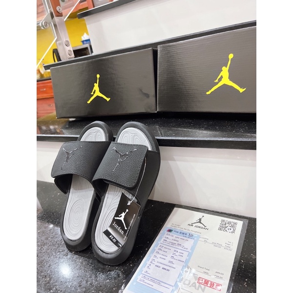Dép Jordan quai ngang bóng rổ đen xám logo đen  ( tặng hộp bảo vệ )