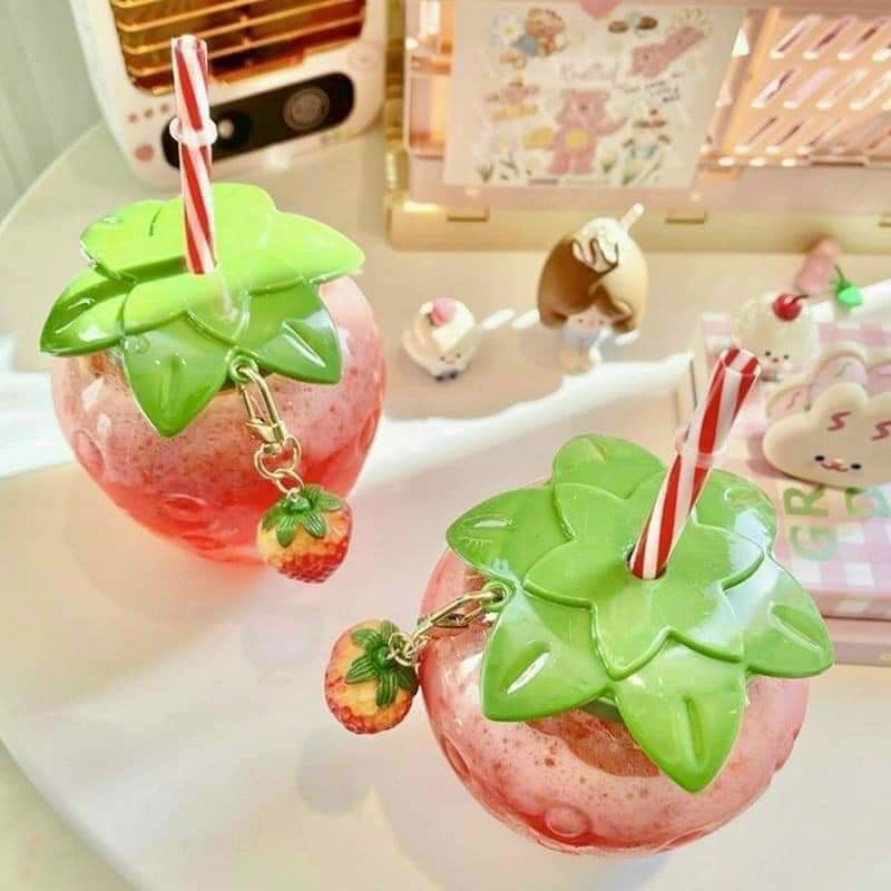 Bình Đựng Nước Nhựa 500ML Kiểu Dáng Quả Dâu Tây Tặng Kèm Ống Hút Và Mốc Khóa Trái Dâu Cute