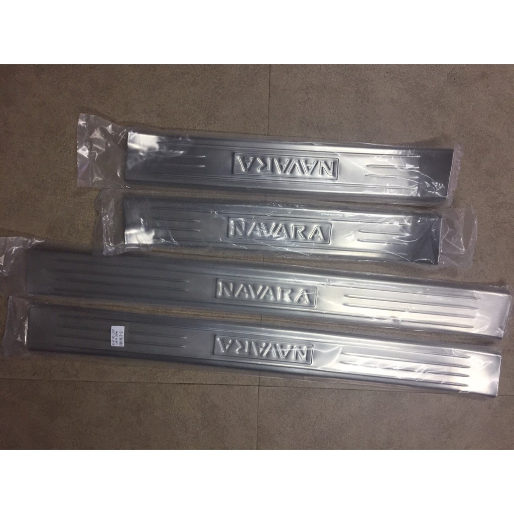 Ốp Bậc Cửa, Nẹp Bước Chân xe Nissan Navara 2016 đến 2020 Mẫu Inox ko gỉ