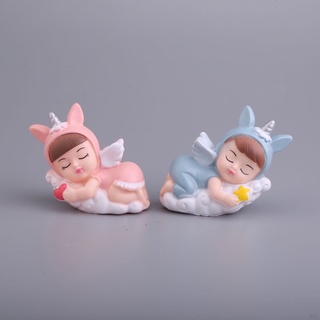 em bé ôm gối ngủ