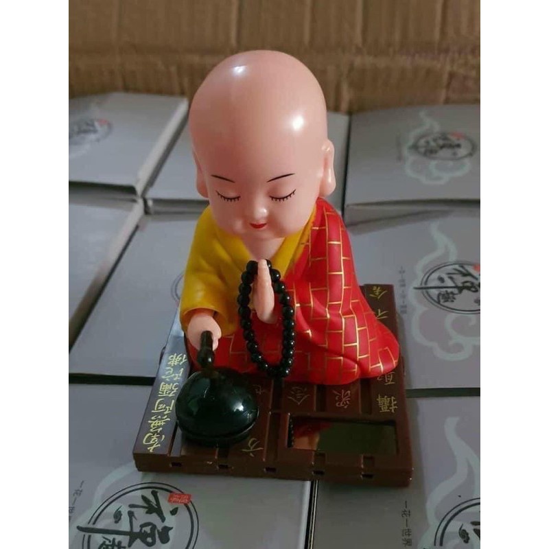 Tượng sư thầy chùa biết gõ mõ tụng kinh gật đầu