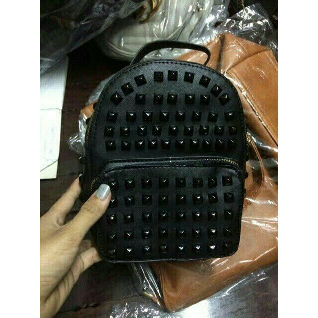 Ba lô đinh tán đen thời trang hot