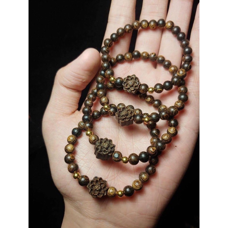 Vòng tay trầm hương hoa sen sánh chìm